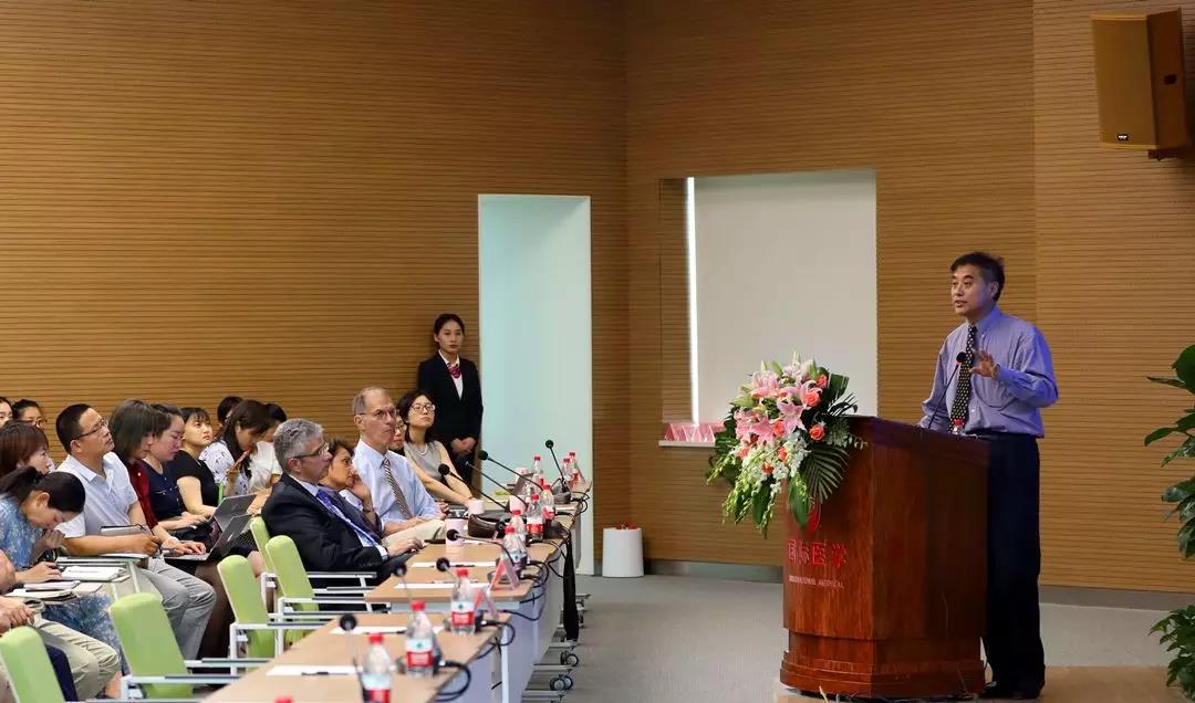 美國(guó)醫(yī)療專家走進(jìn)西安國(guó)際醫(yī)學(xué)中心，開(kāi)展國(guó)際醫(yī)療合作