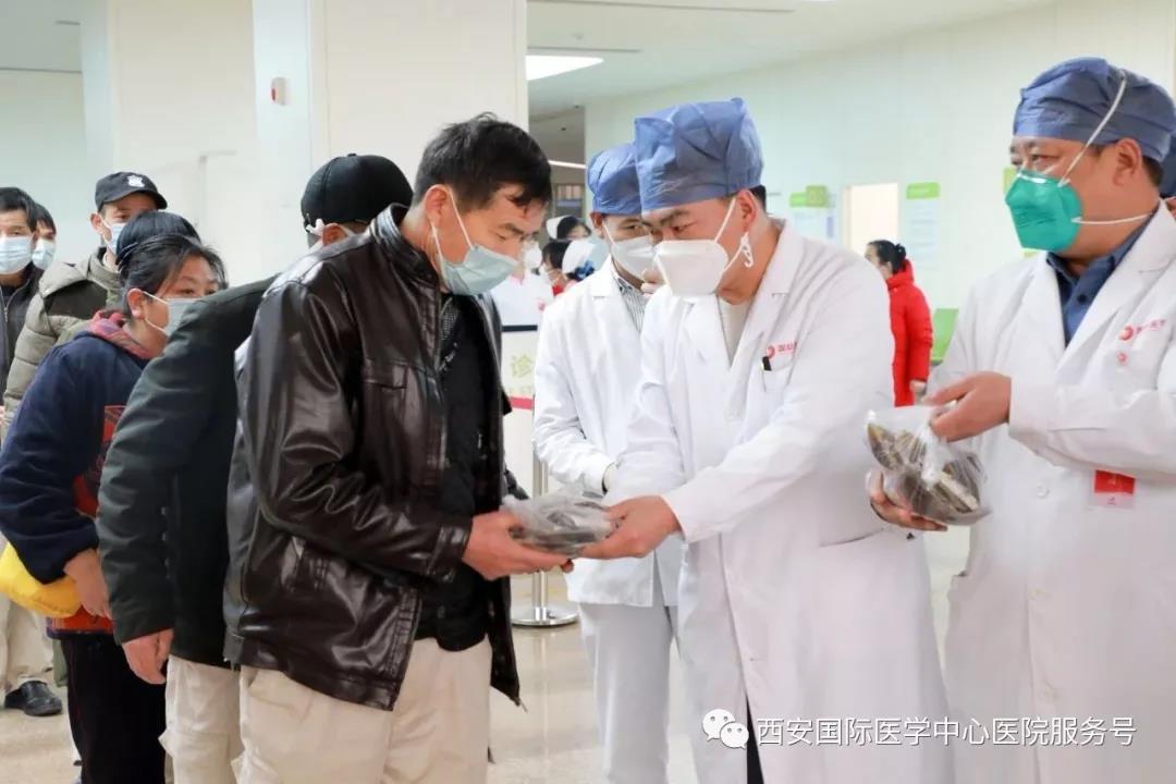 央視新聞移動網(wǎng)——積極應(yīng)對新型冠狀病毒感染的肺炎疫情 西安國際醫(yī)學(xué)中心醫(yī)院免費贈送中藥制劑