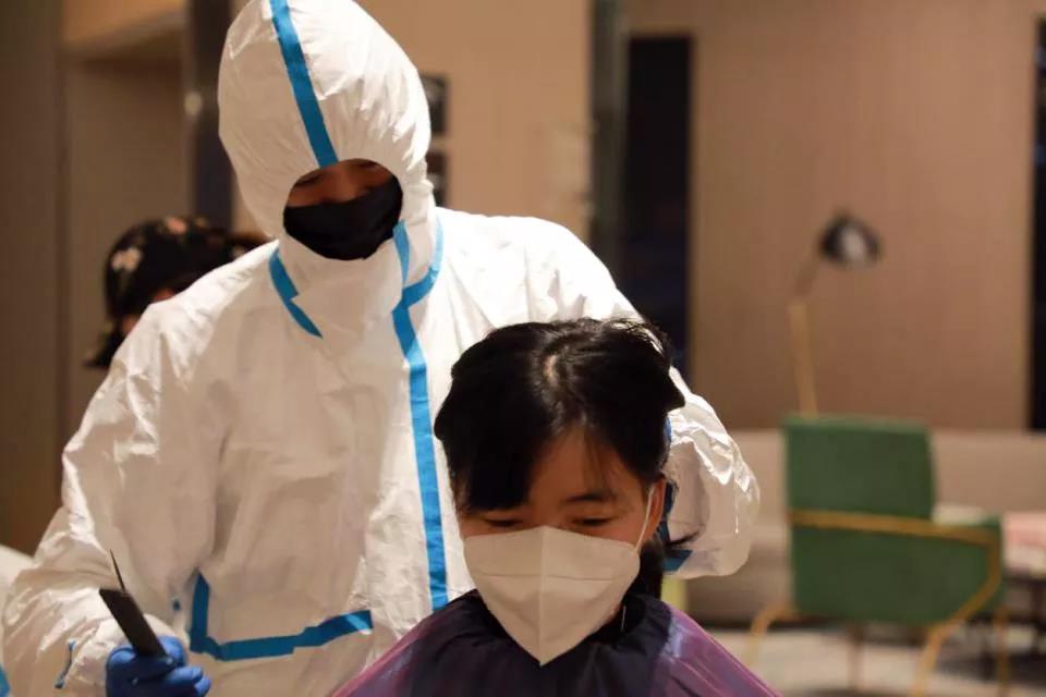 100多位赴武漢醫(yī)療隊女隊員“削”掉秀發(fā) ——武漢市委秘書長說，疫情過去一定為你們請功！