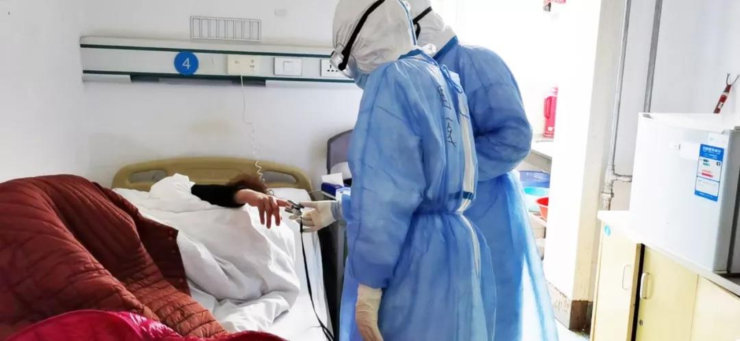 贊！醫(yī)護(hù)人員用方言為患者加油打氣