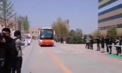 西安國際醫(yī)學(xué)330名醫(yī)療隊員解除隔離和親人相擁