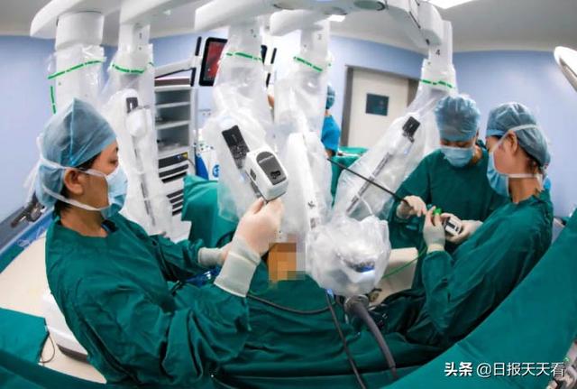 西安日報——新一代達芬奇手術(shù)機器人，輔助婦科微創(chuàng)手術(shù)獲成功