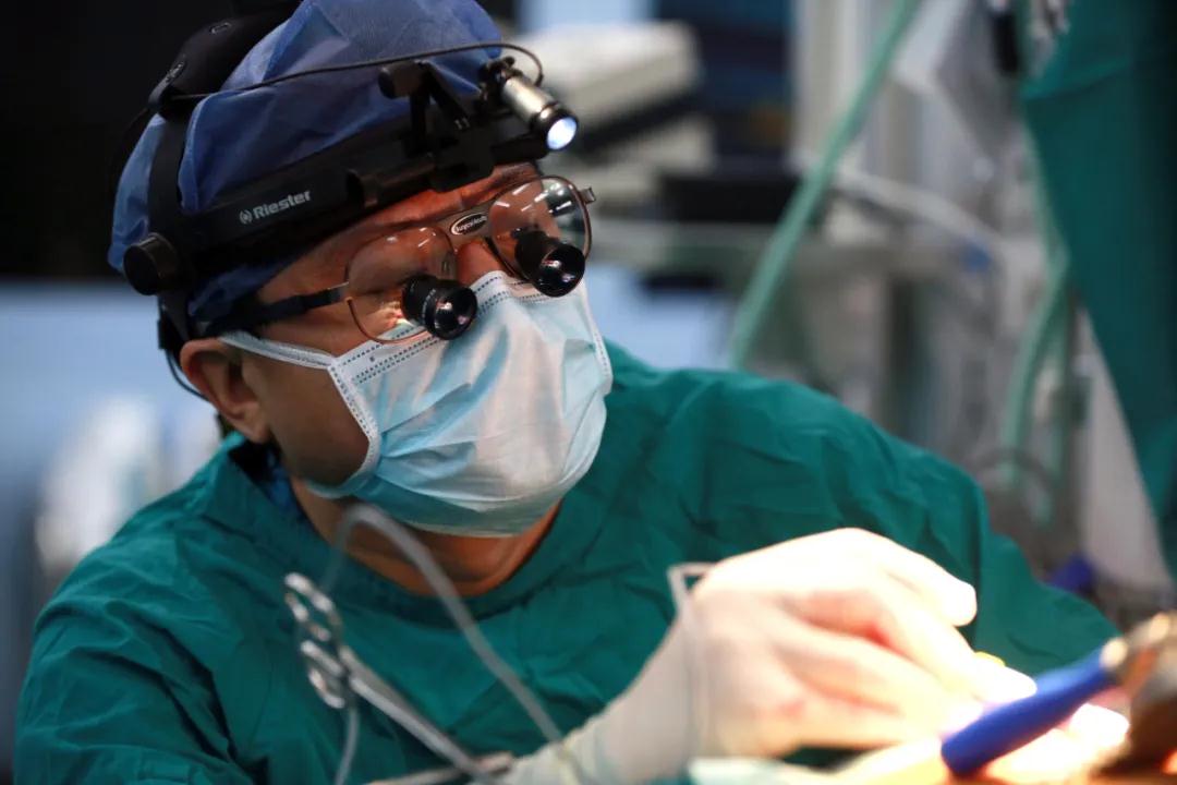 三秦都市報—無影燈下的 “戰(zhàn)狼”