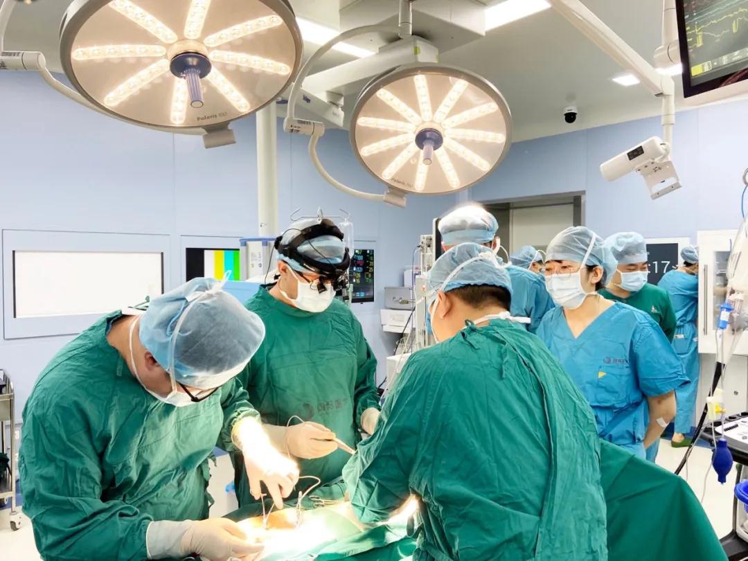 媽媽別害怕，我一直在您身邊——心臟外科又一臺達芬奇機器人二尖瓣置換術順利完成