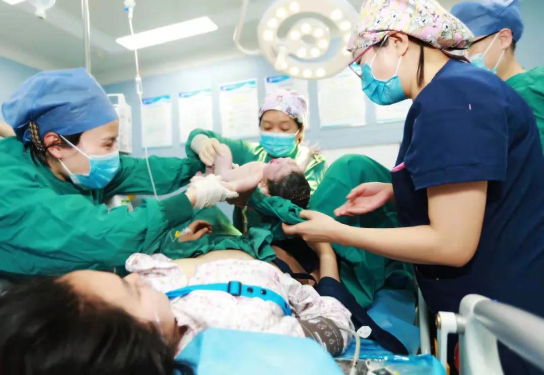 華商云健康—迎新春，西安國(guó)際醫(yī)學(xué)中心醫(yī)院第一個(gè)“金牛寶寶”來(lái)啦！