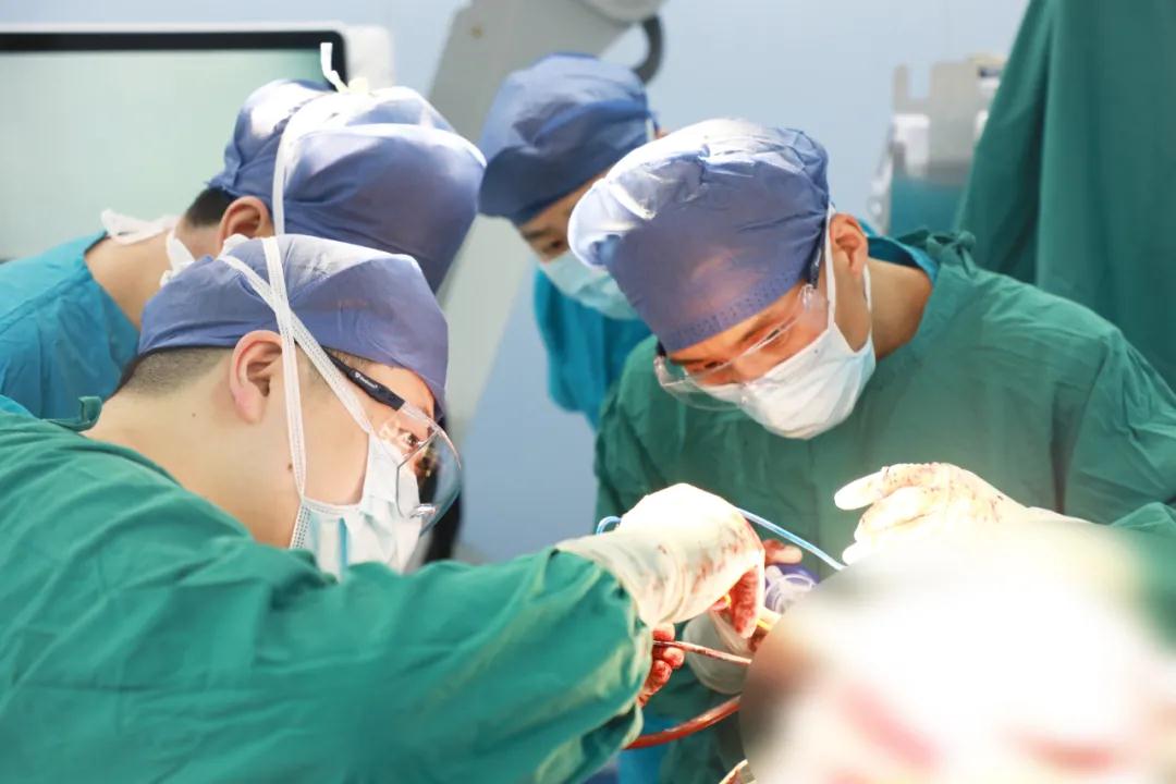 頭頂罕見(jiàn)“西瓜”腫瘤 專(zhuān)家歷經(jīng)17小時(shí)全切除