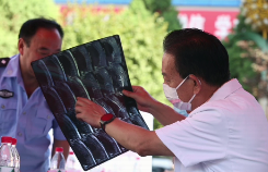 63歲的腫瘤專家南克俊教授到延安進(jìn)行義診活動