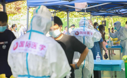 泡白的雙手，濕透的衣服，高溫天氣下的這些“大白”讓人心疼