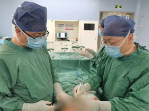 甲乳外科專家為87歲老人行乳腺癌切除術