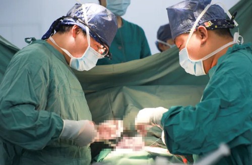 復(fù)診首日，市民排隊掃碼，有序就診……