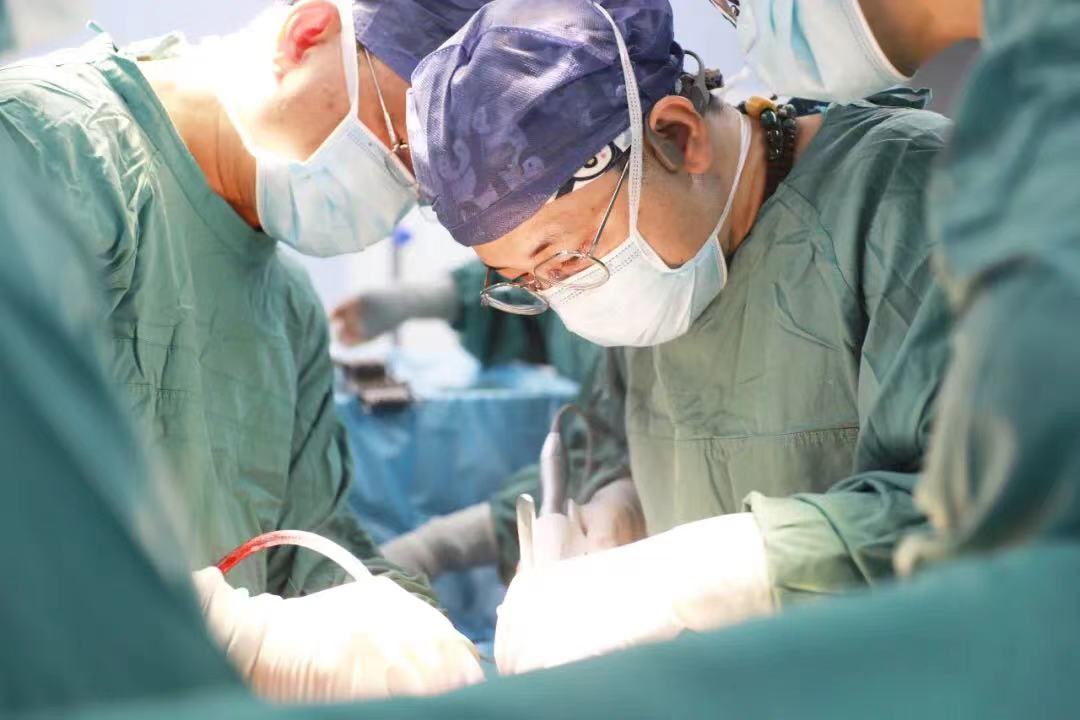 “小小”痔瘡?fù)蝗话l(fā)難，壯年小伙兒直呼救命！