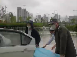 大雨天突遇車禍，從安保到醫(yī)護人員接力營救