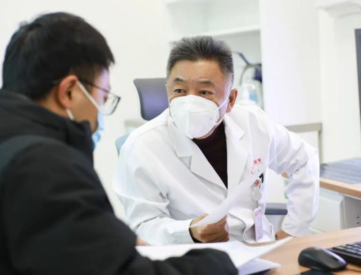 他們?nèi)找箞?jiān)守，為患者照亮就診之路