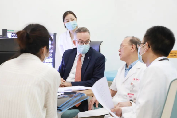 門診、查房、學(xué)術(shù)交流……全美排名第一的妙佑醫(yī)療國際專家團隊參與“首屆國際醫(yī)學(xué)高峰論壇”國際診療日活動