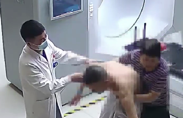 驚險！患者險些跌倒，醫(yī)生跳過治療床扶患者