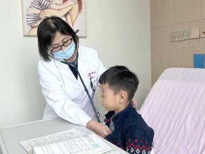 支原體肺炎來了！住院扎堆，學(xué)習(xí)桌搬到病房，孩子邊寫作業(yè)邊打點(diǎn)滴