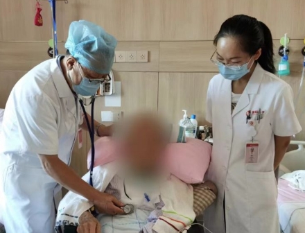 多次渡過險(xiǎn)關(guān)，身患重疾的92歲老人在醫(yī)院度過了四個(gè)不平凡的生日