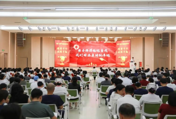 醫(yī)者榮光，榜樣力量！我院舉行醫(yī)師節(jié)表彰大會