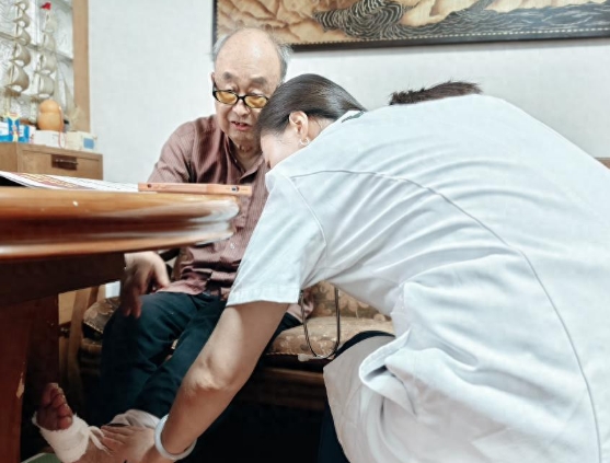 西安國際醫(yī)學(xué)中心醫(yī)院康養(yǎng)志愿上門服務(wù)溫暖老兵心