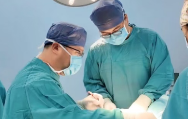 1/4顱骨被切，頭皮只剩1/3厚！76歲老人重塑“天靈蓋”…