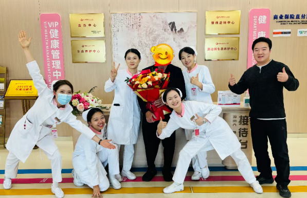 “我愿意幫你們宣傳”——出院前，外國友人主動要求合影、送錦旗