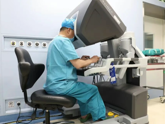 告別終身尿袋！機(jī)器人“操刀” 回腸巧變新膀胱